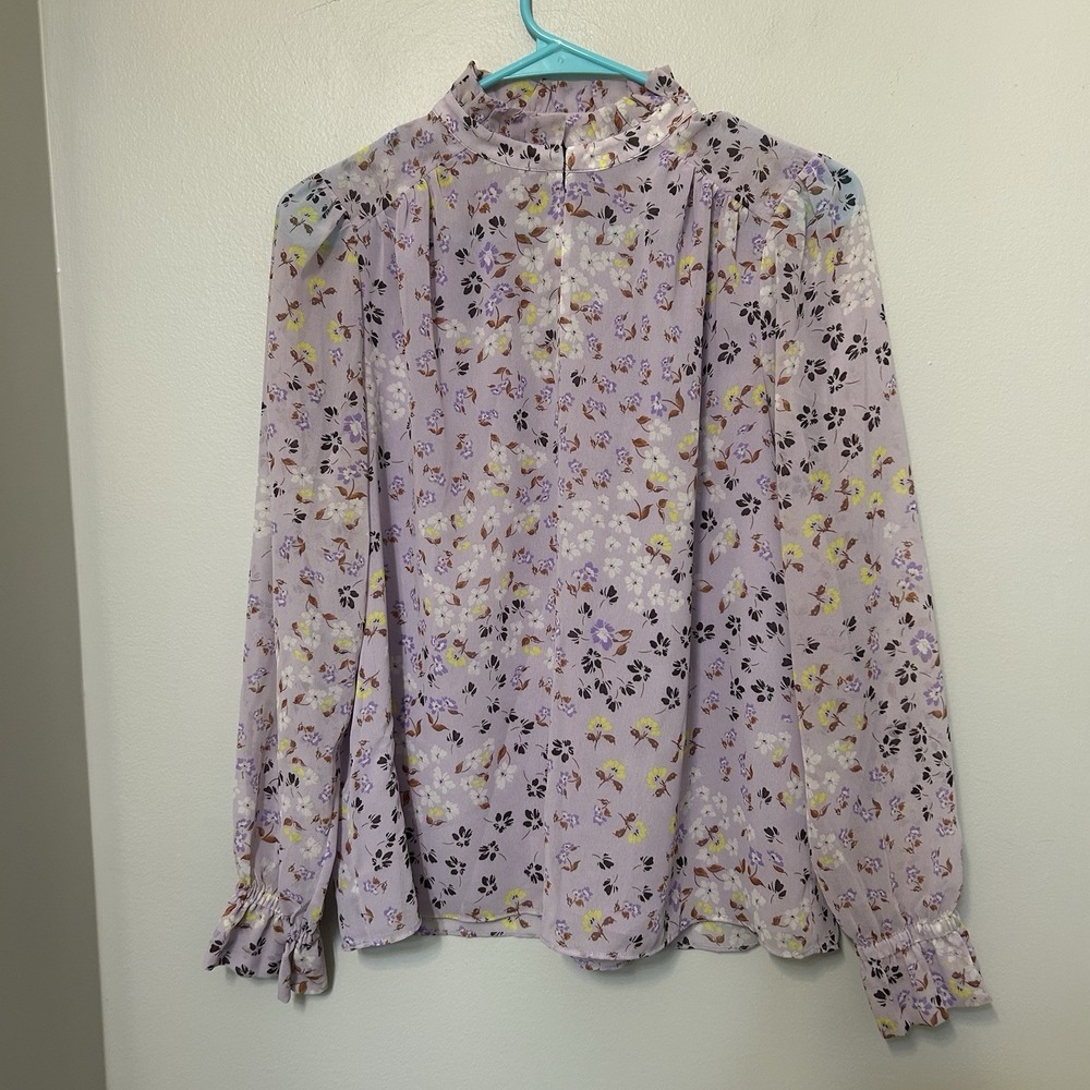 Ann Taylor Lavender Floral Blouse with a hook & eye front neck detail size XS